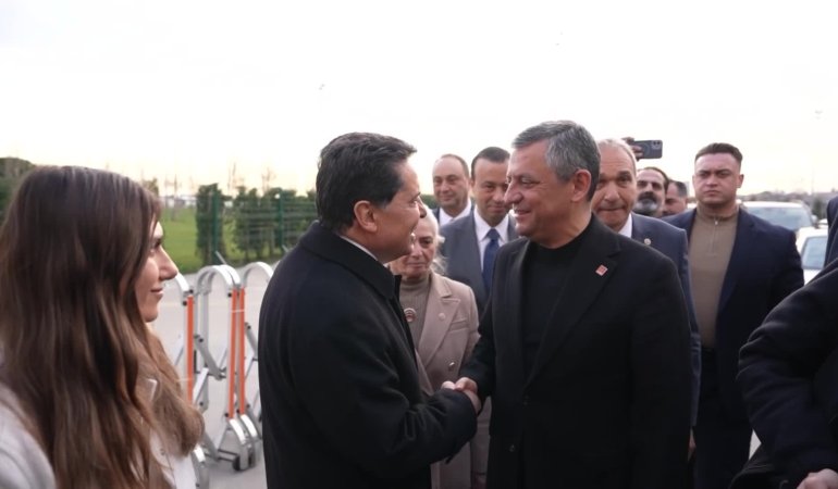 Özgür Özel, Aile Dayanışma Ağı Vakfı’nın iftar programına katıldı